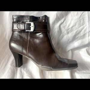 Cinch of Luck Women brown boots size 8.5